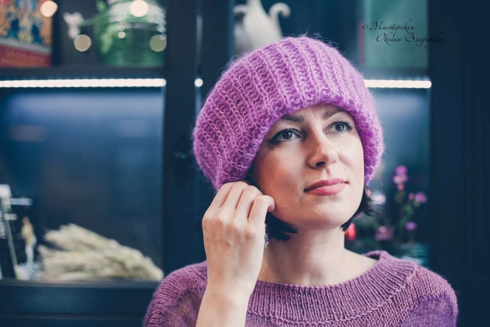 Объемная шапка из тонкой пряжи.