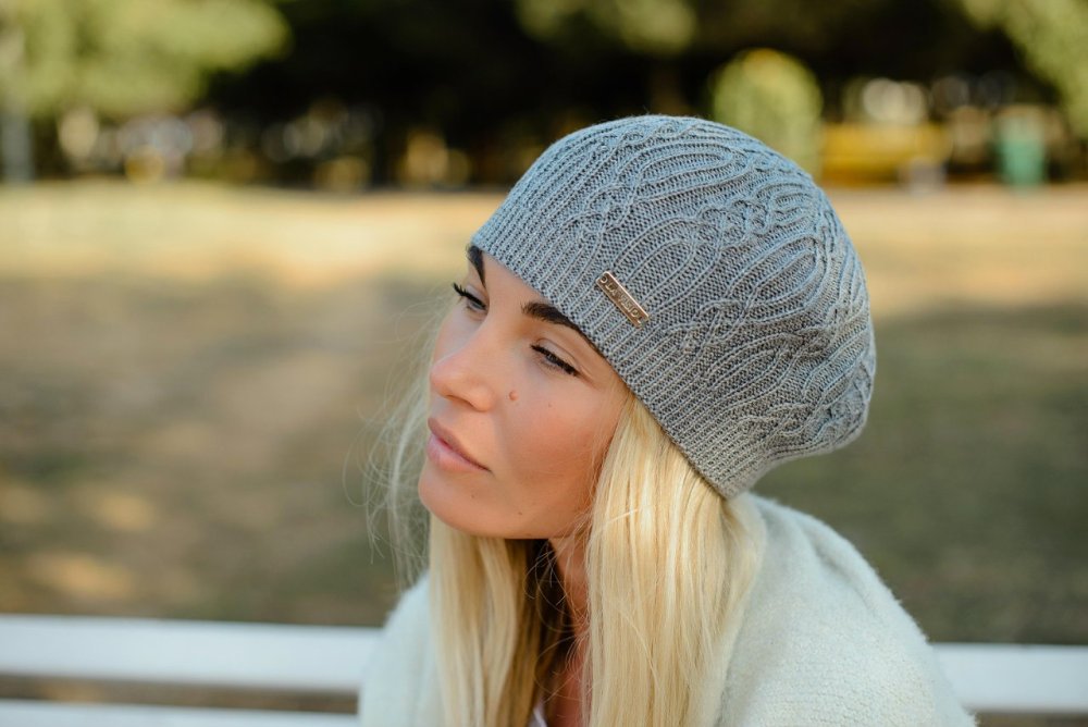 Шапка лицевой гладью