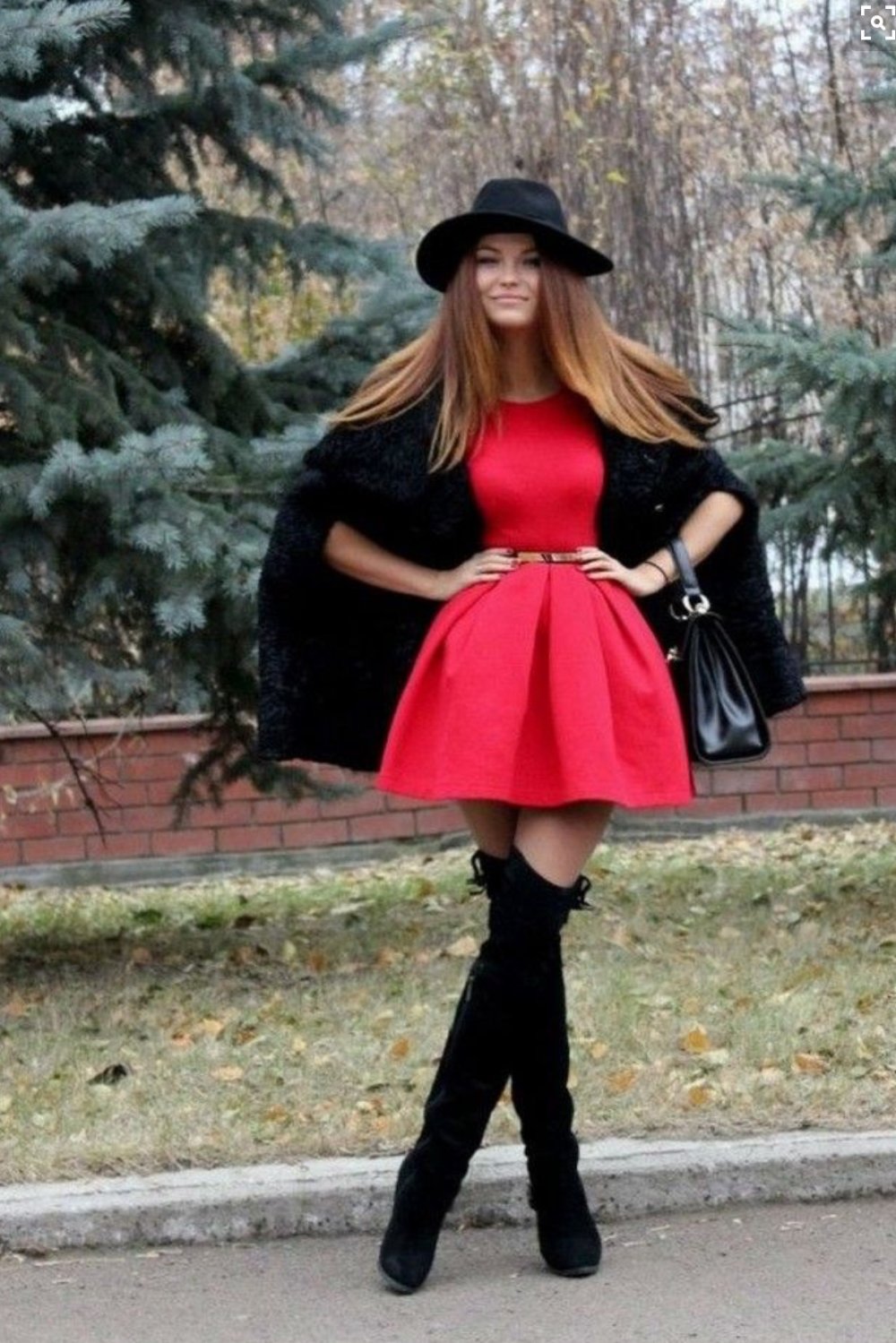 Платье с ботфортами на каблуке