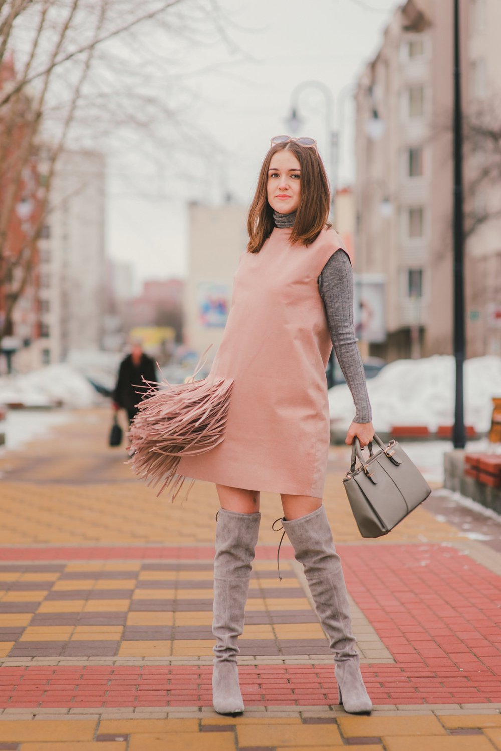 Красное платье с сапогами