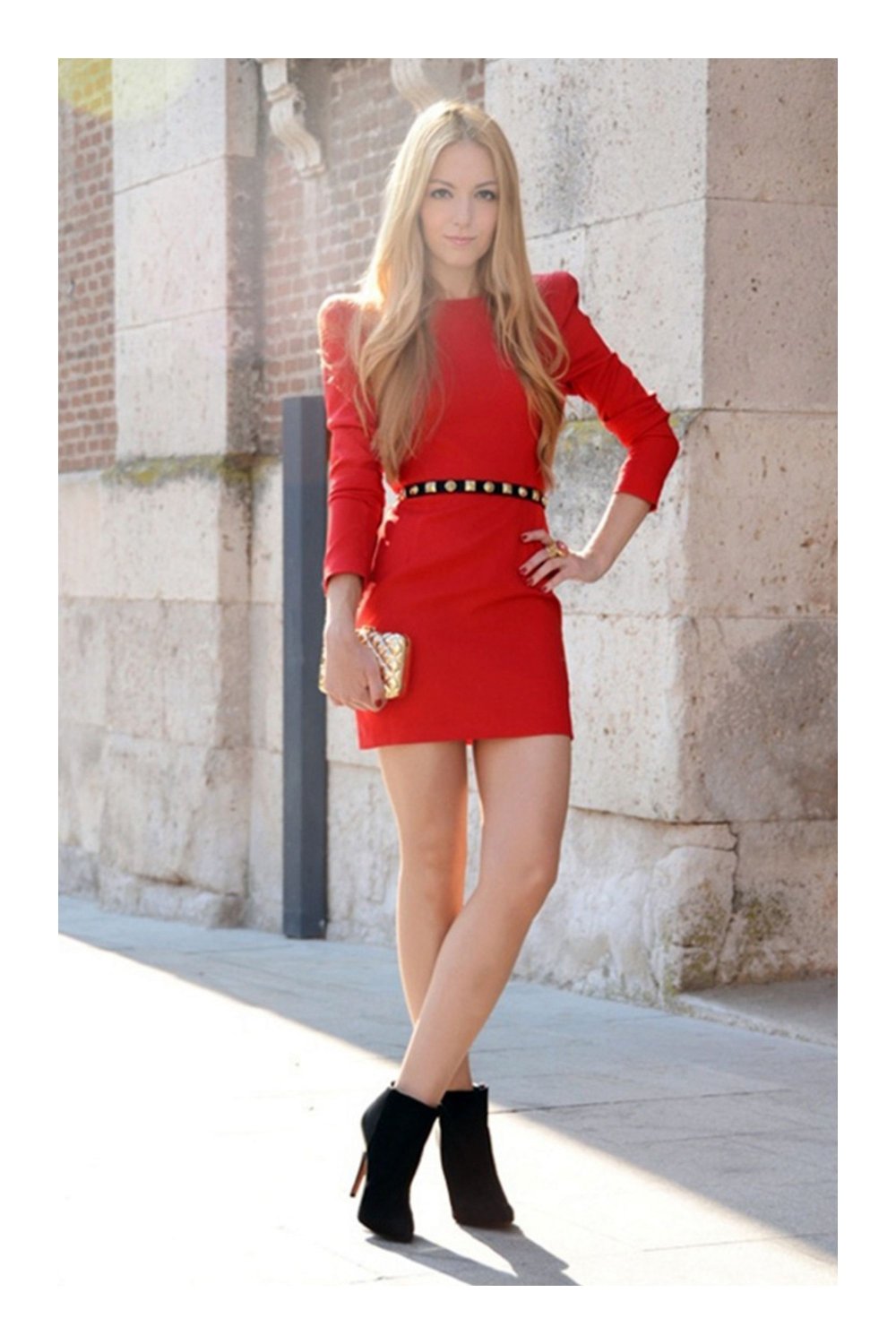 Белое платье с ботфортами