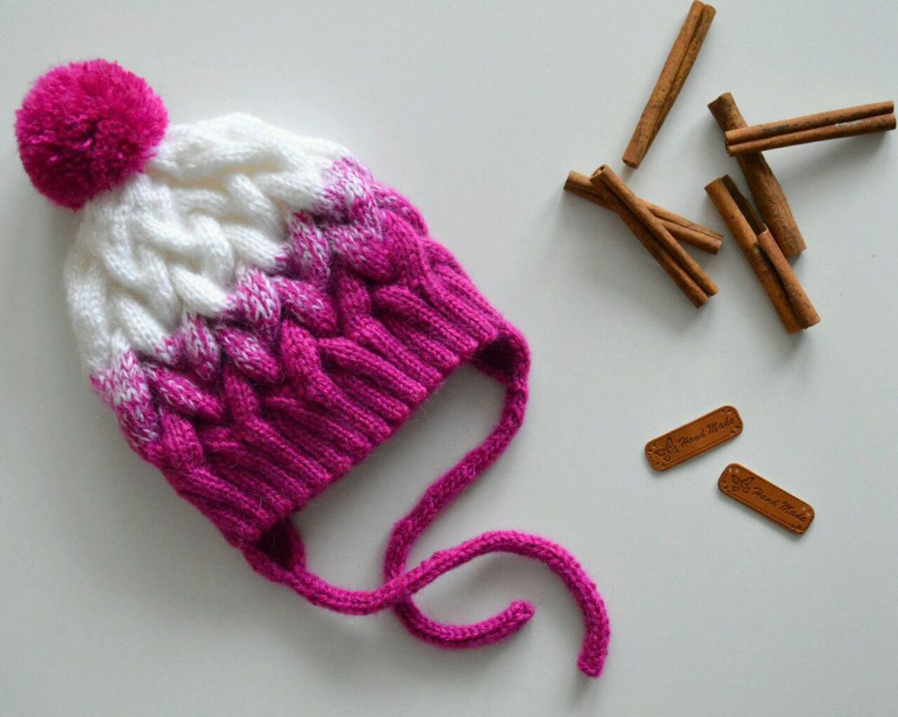 Шапка вязаная объемная с помпоном