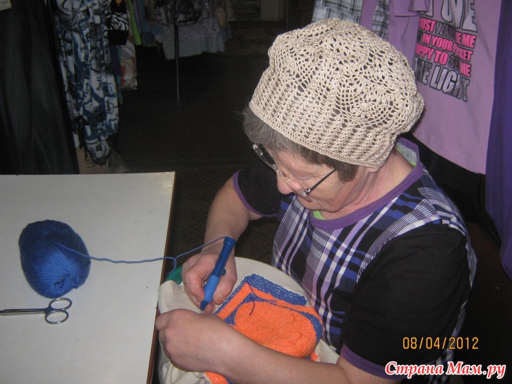 Шапка вязаная узором звездочки