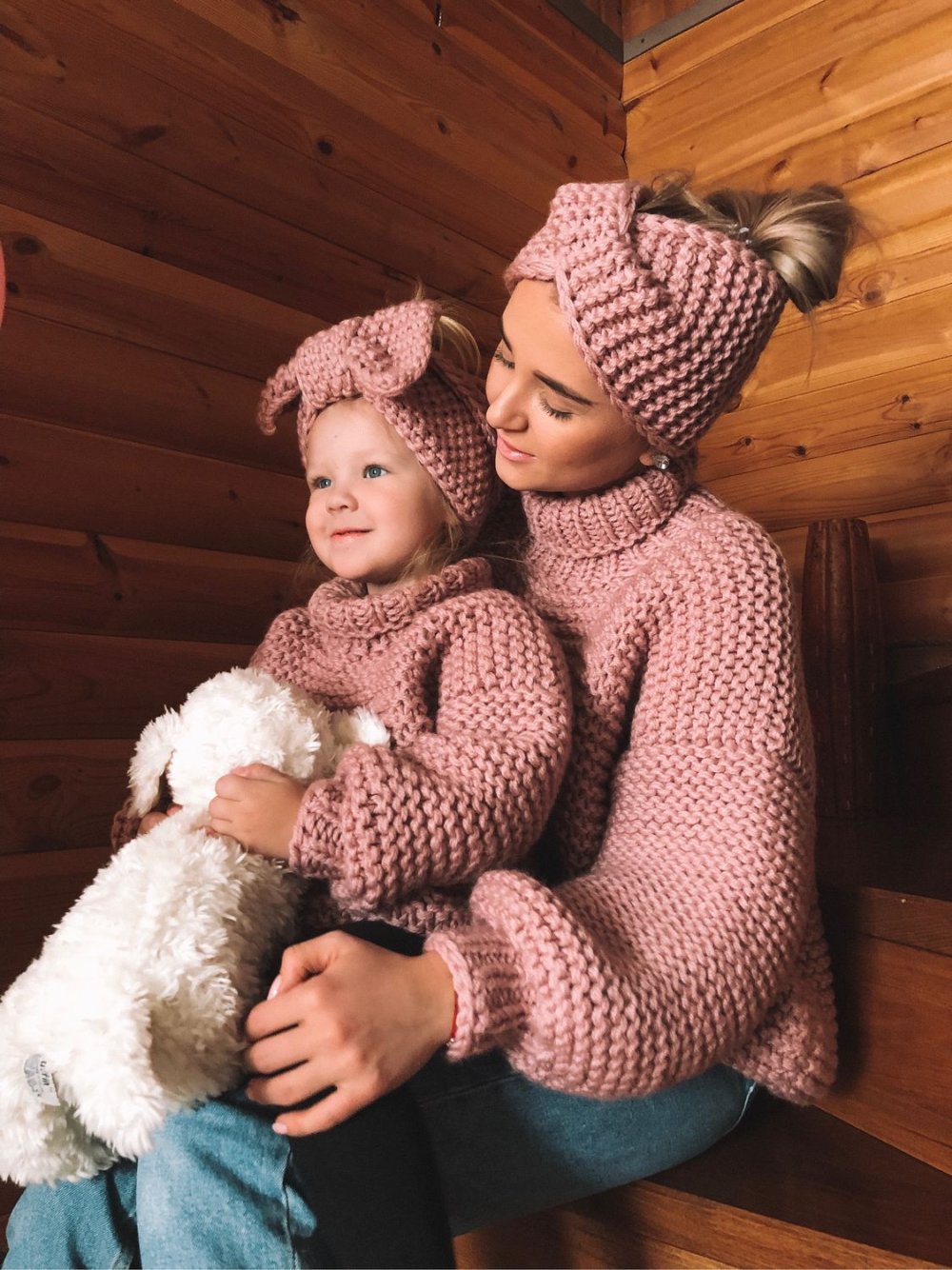 Вязаная бабушкой шапка