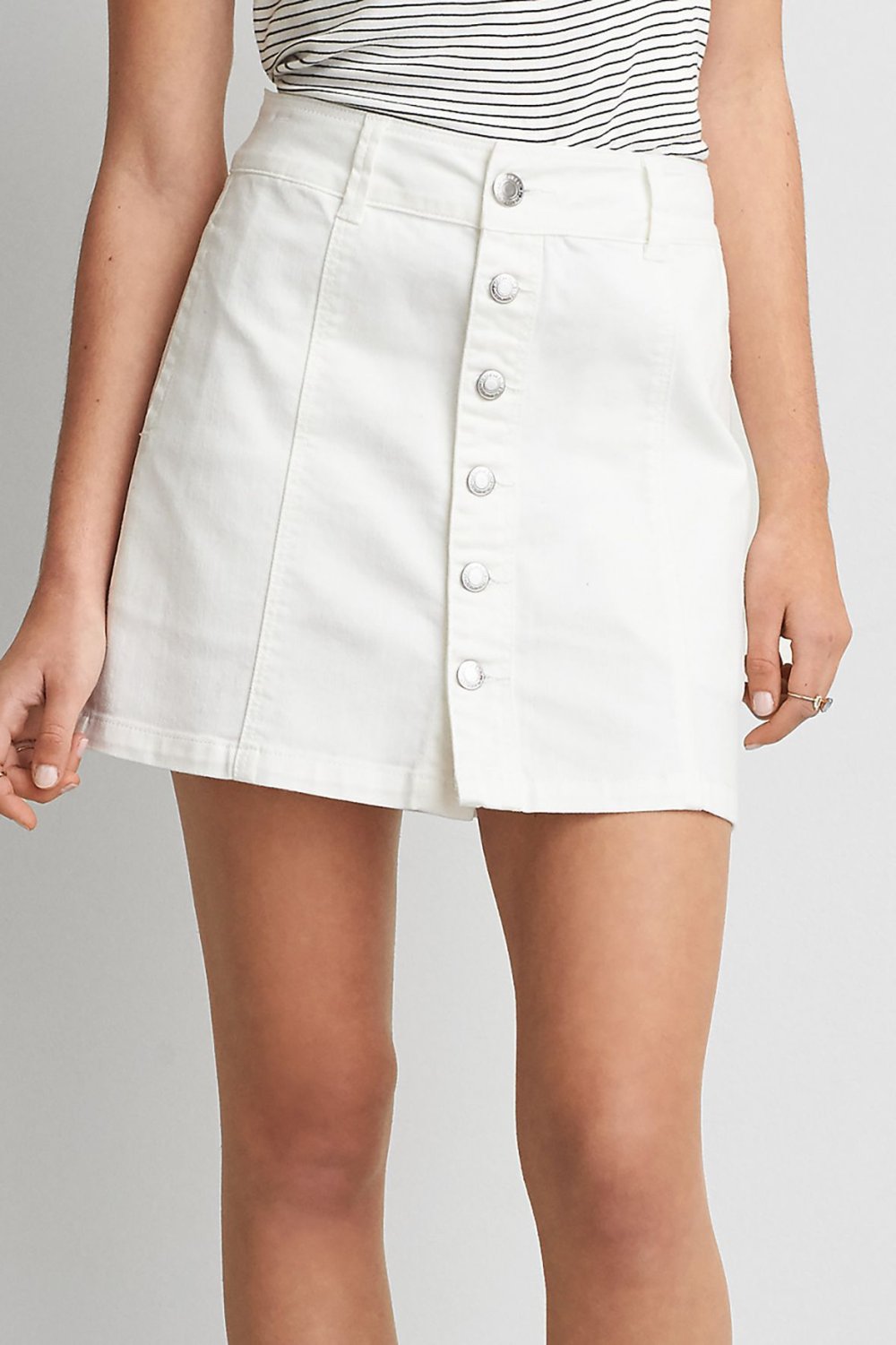 Модная белая джинсовая юбка