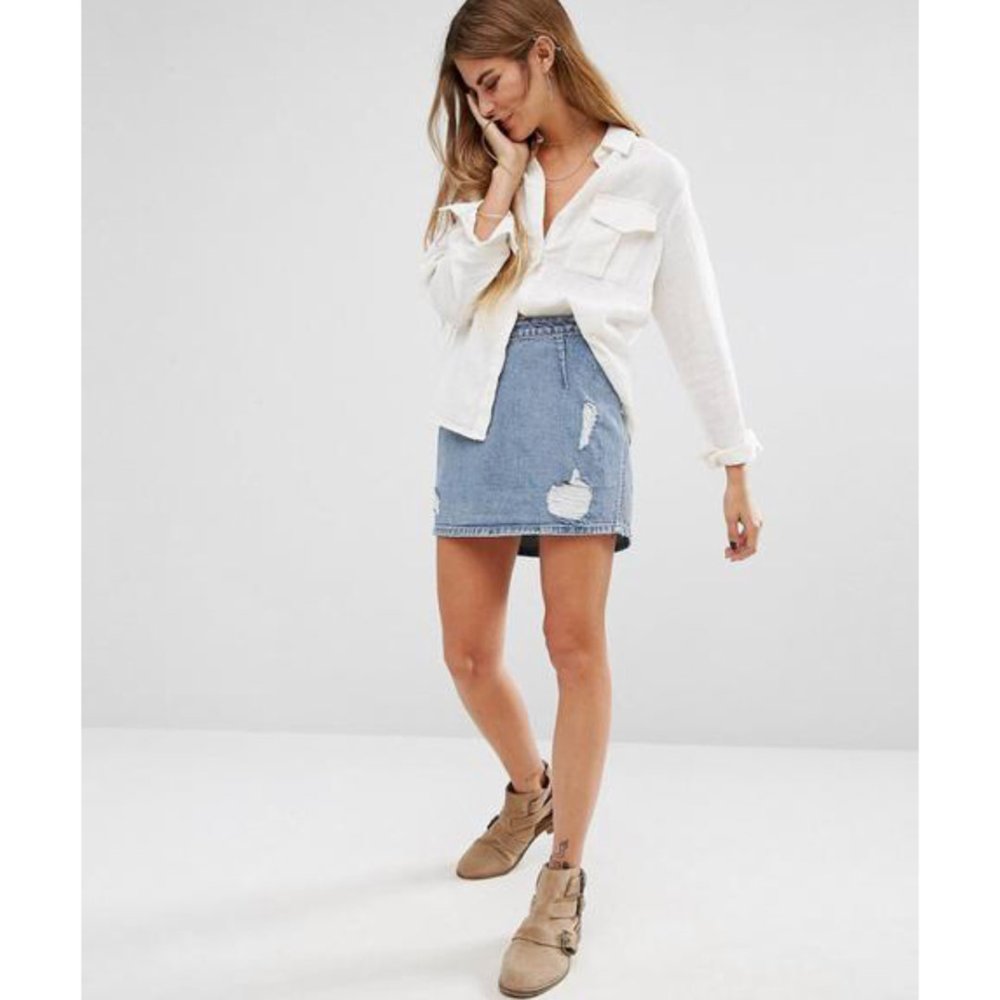 Джинсовая юбка с белой футболкой