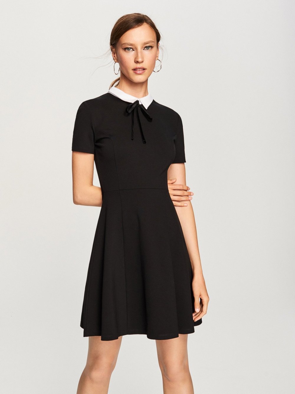 Платье с воротником