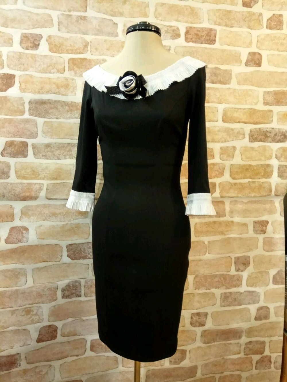 Черное платье с белой рубашкой сверху