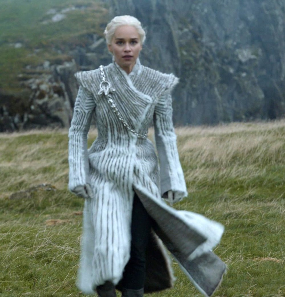 Дейенерис Таргариен в белом платье