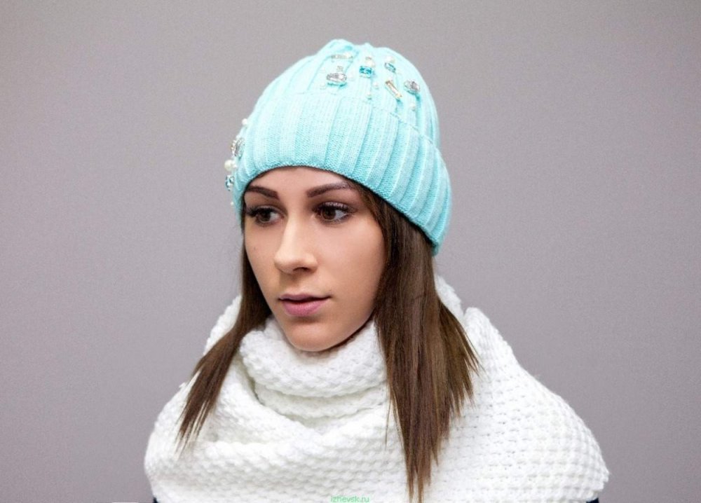 Белая вязаная беретка