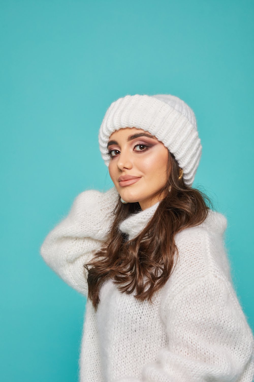 Белая вязаная шапка