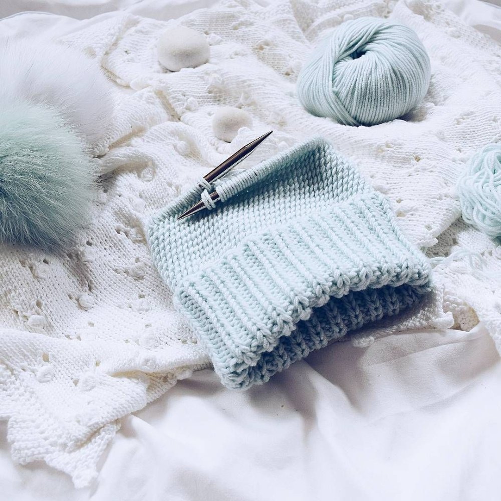 Белая шапка из мохера