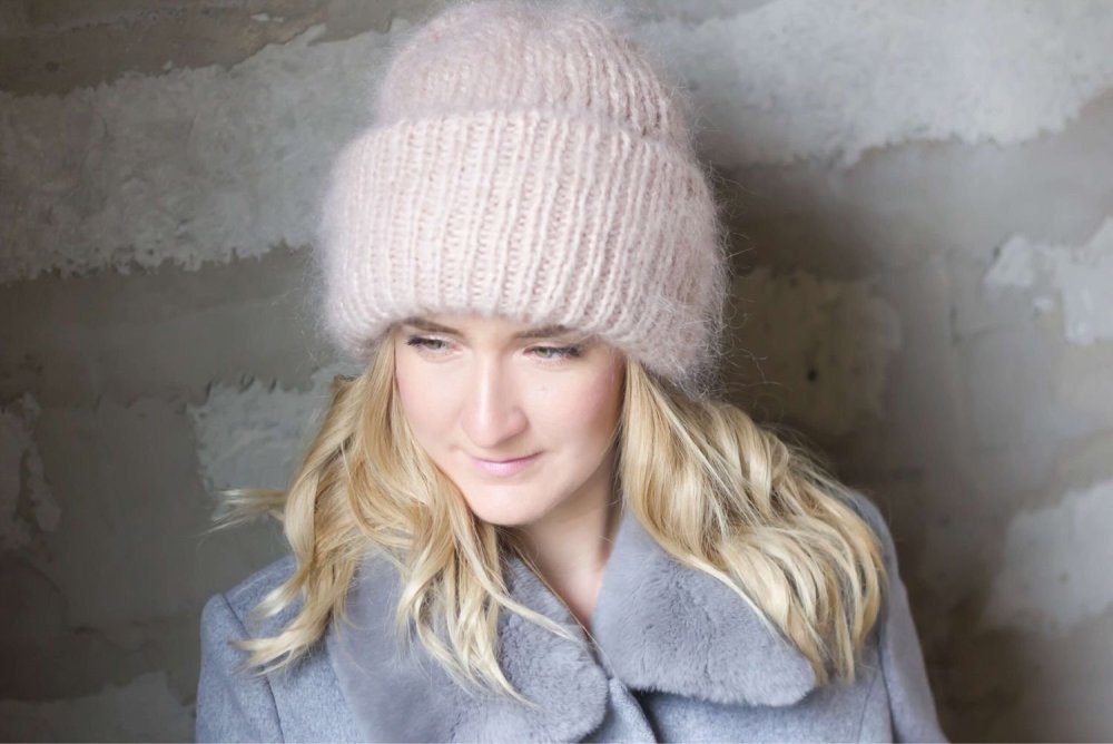 Белая шапка вязаная на фоне неба