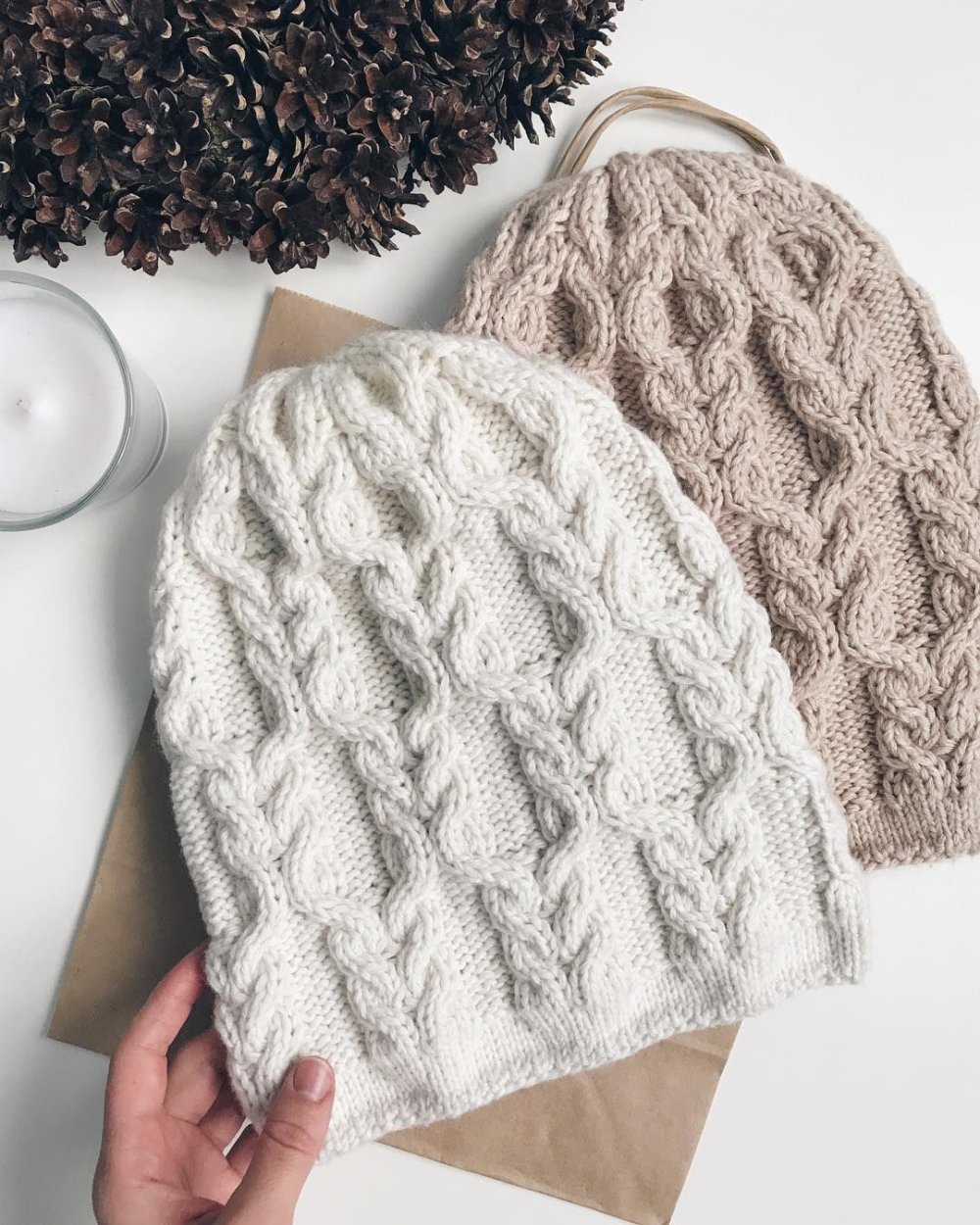 Белая вязаная шапка спицами