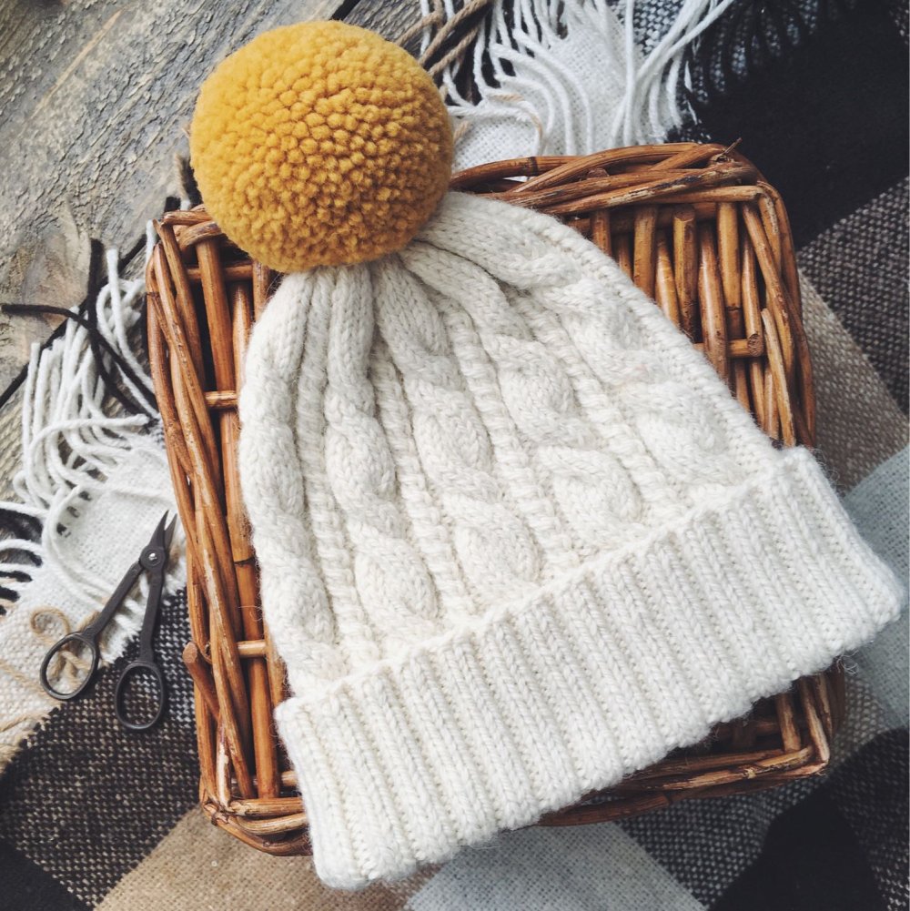 Летний берет спицами для женщины из хлопка