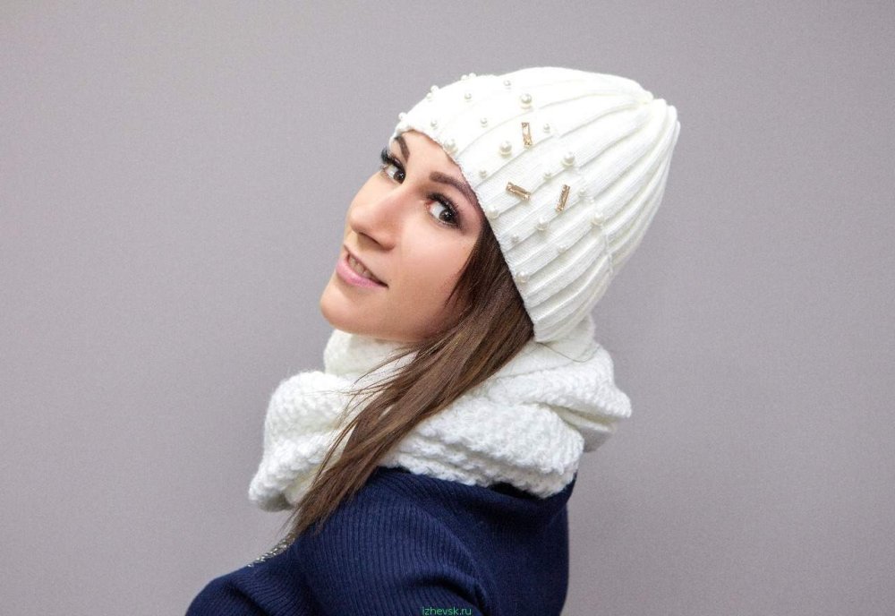 Вязаные белые шапки для женщин спицами