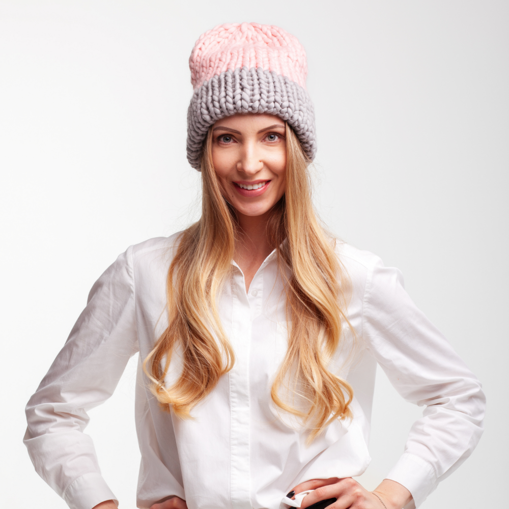 Вязаная шапка женская спицами с отворотом зимняя