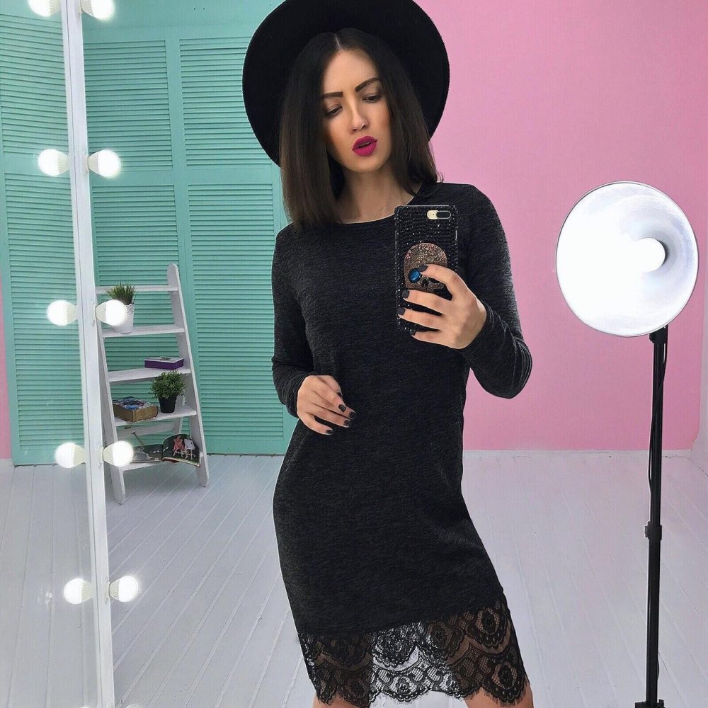 Платье с кружевом внизу