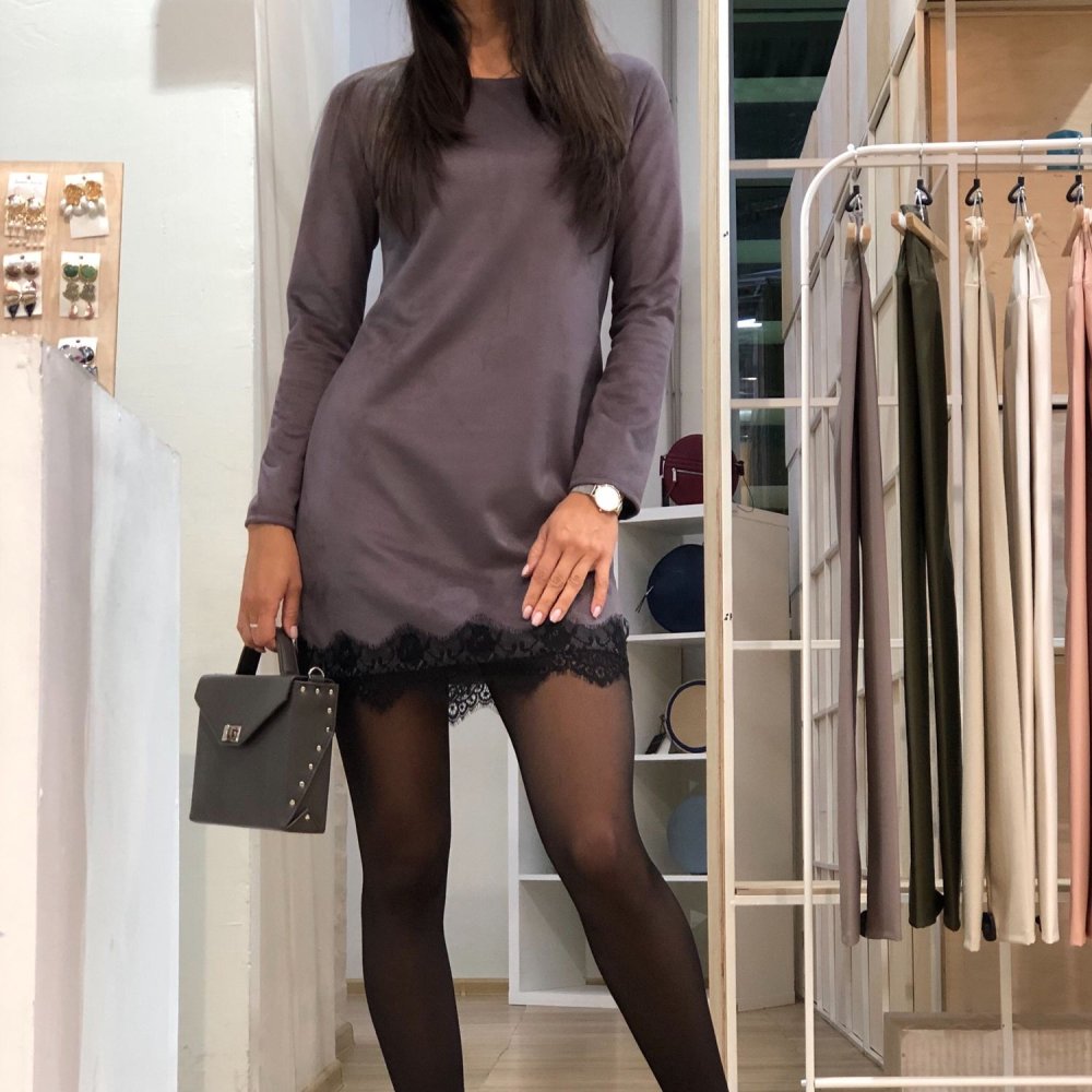 Теплое платье с кружевом