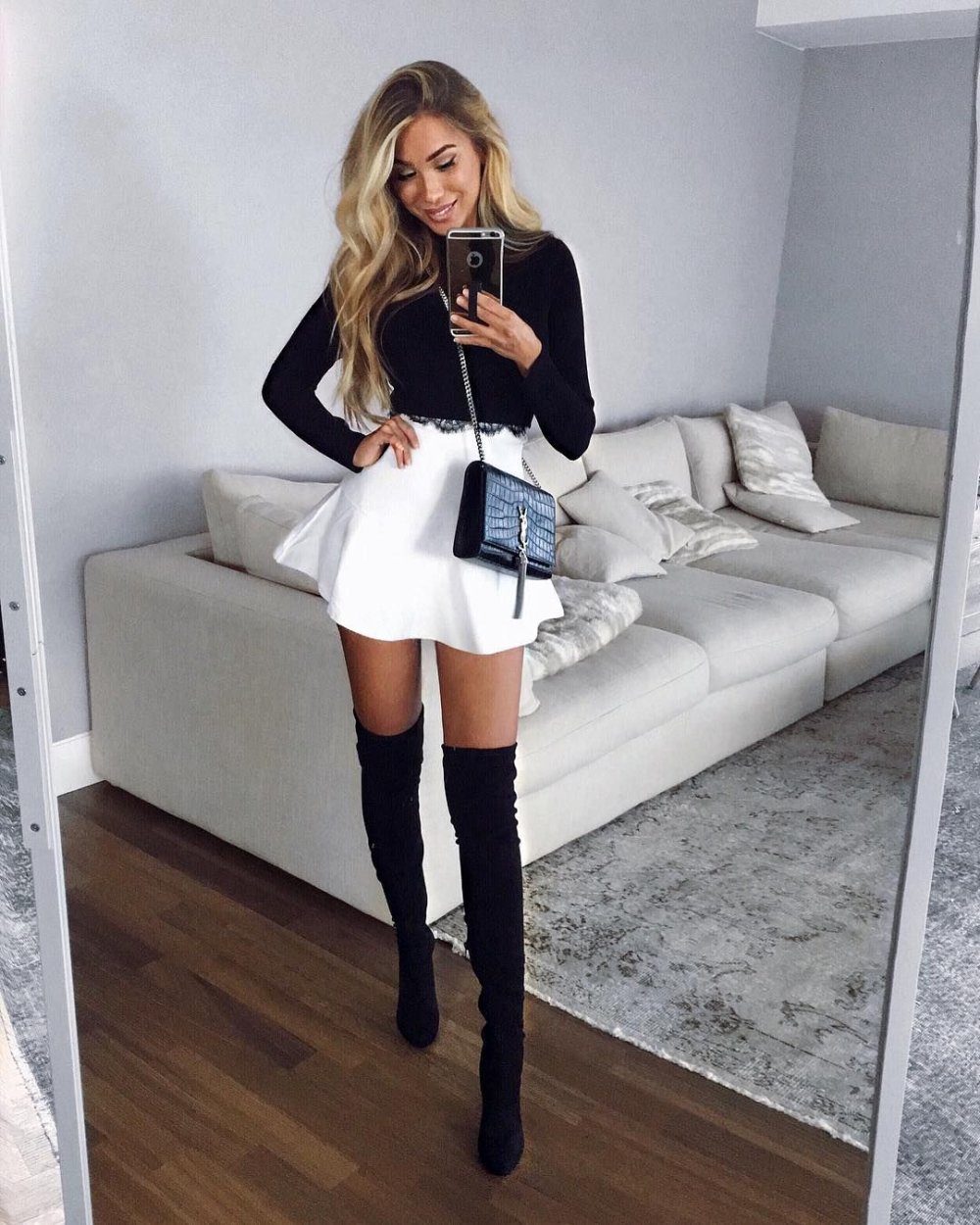 Платье с ботфортами