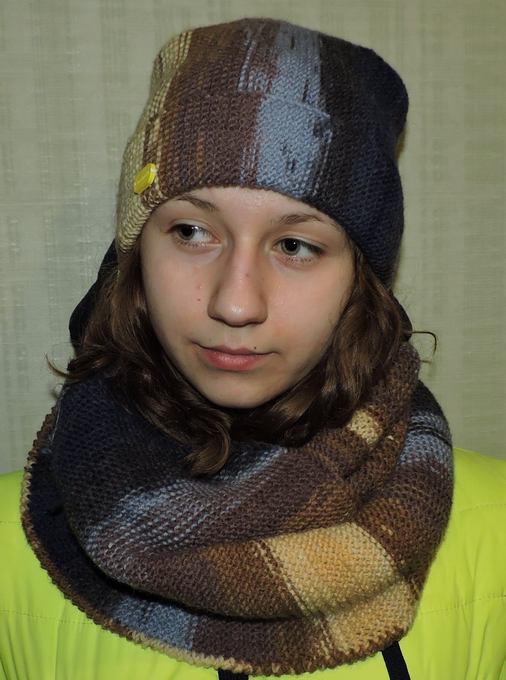 Вязаные шапки из пестрой пряжи