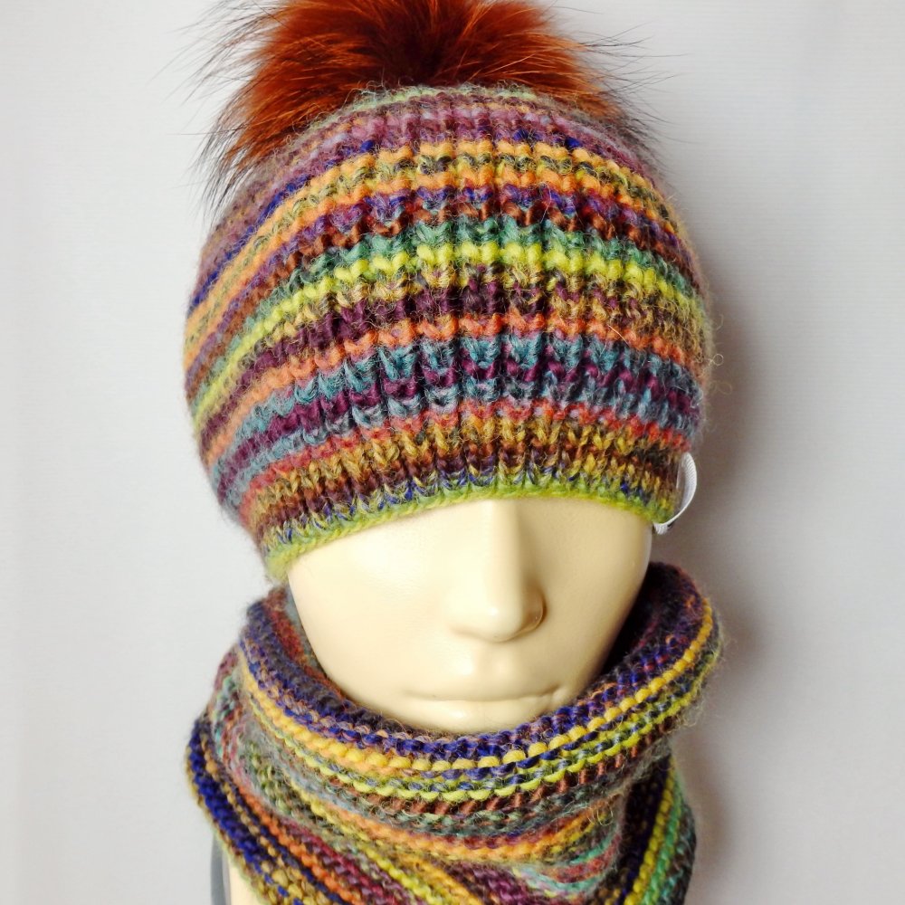 Разноцветные вязаные шапки