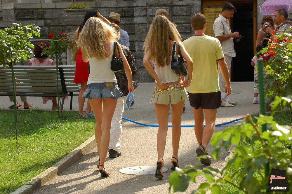 Микро мини юбки на улице