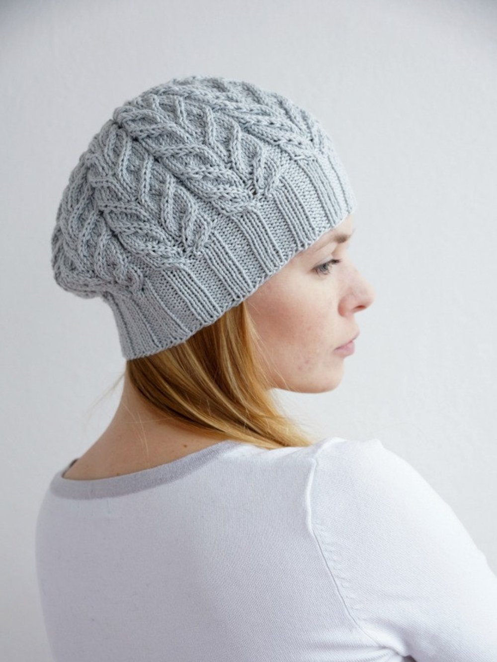 Женская шапочка из хлопка спицами
