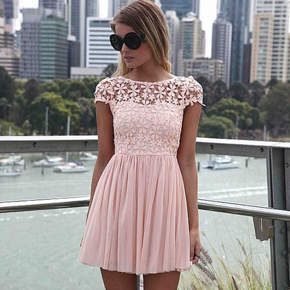 Черное платье с белым кружевом