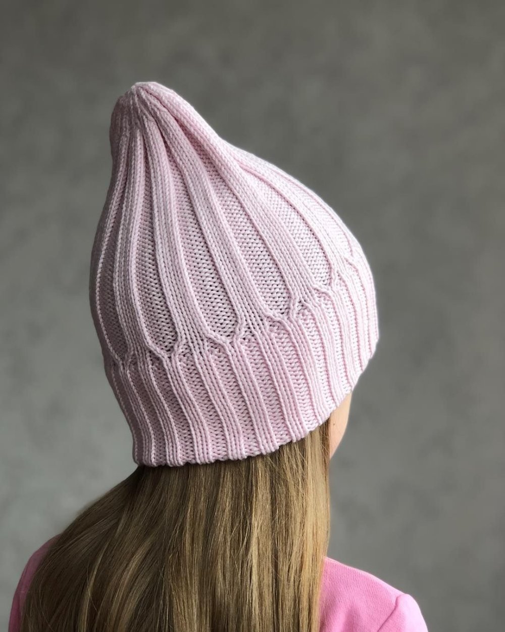 Шапка резинкой 2х2 с удлиненной макушкой