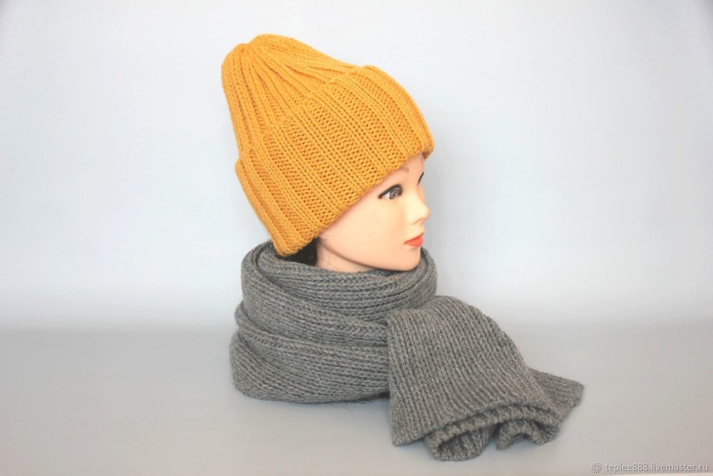 Шапка Тыковка с отворотом спицами