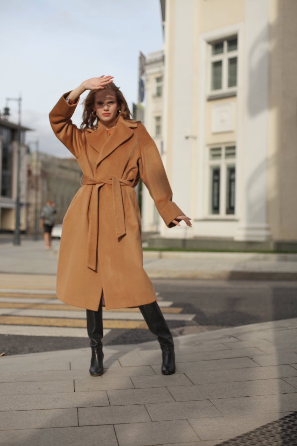 Бежевое пальто со спущенным плечом