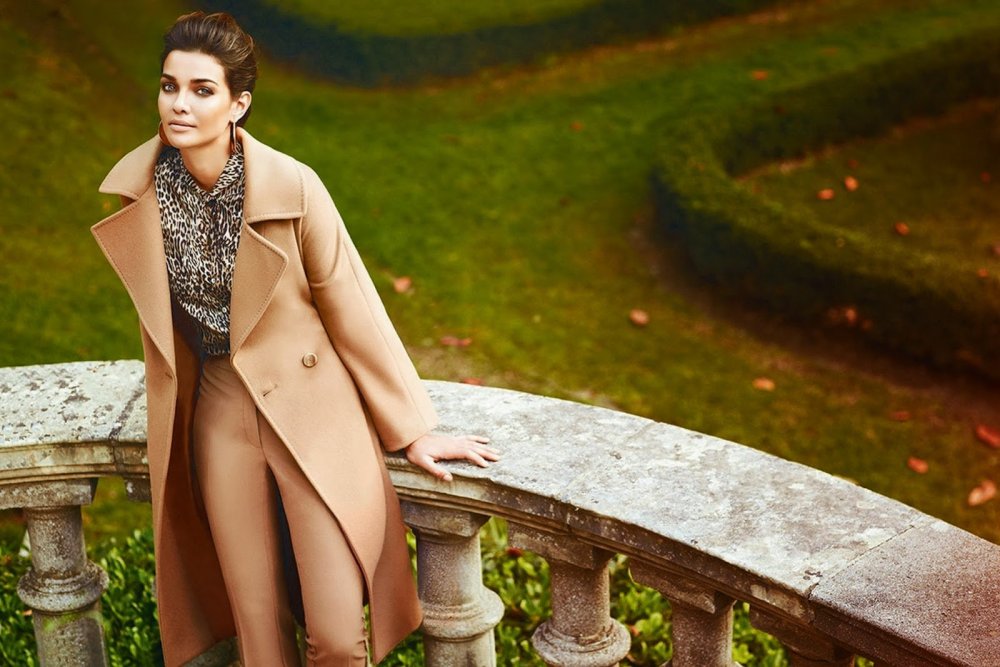 В красивом пальто по набережной