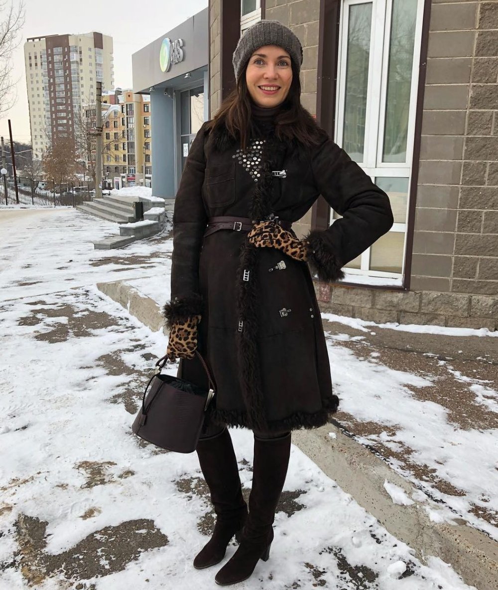 Стильная девушка в куртке