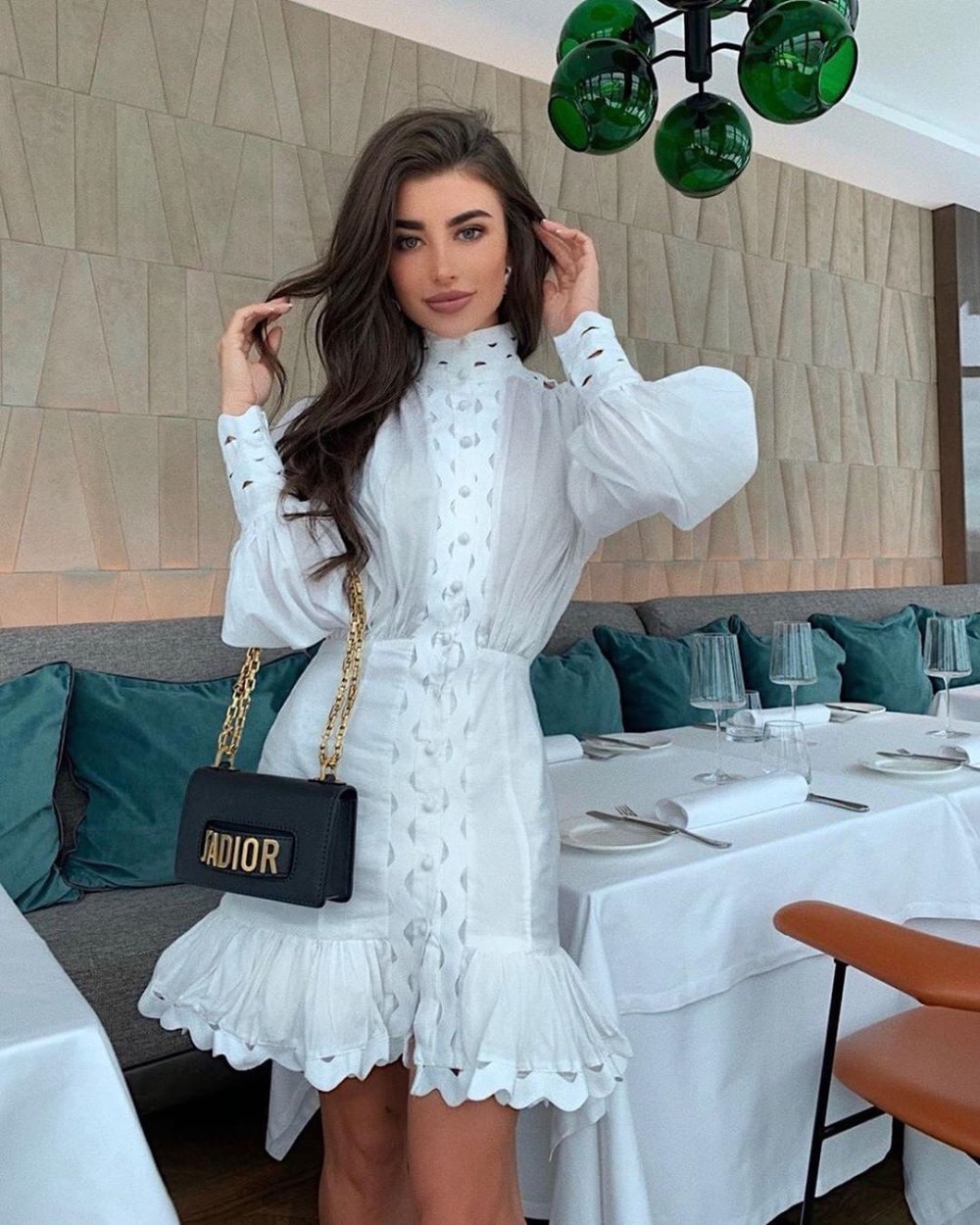 Белое платье с объемными рукавами