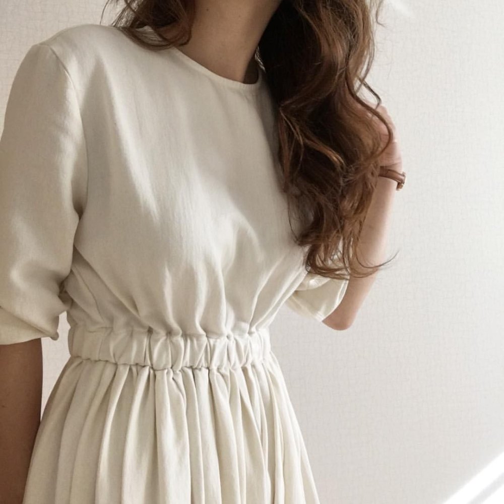 Белое платье с рукавами фонариками