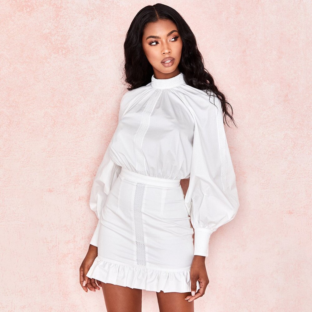 Короткое белое платье с длинным рукавом