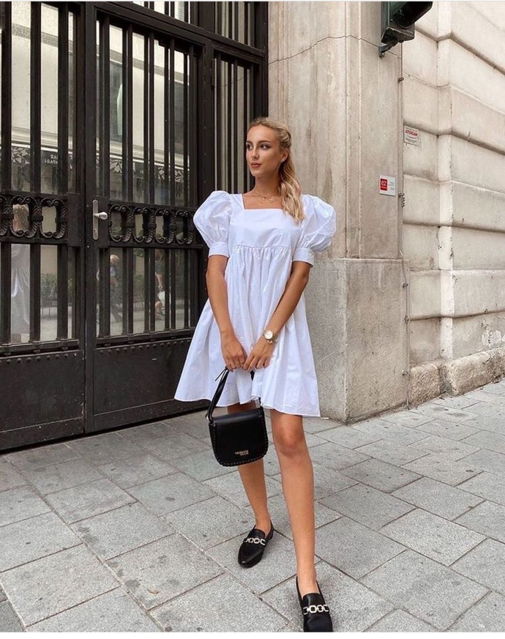 Платье с пышными рукавами