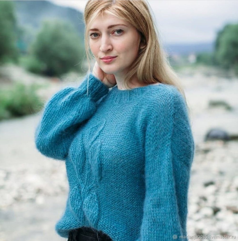 Голубая кофта с белыми рукавами