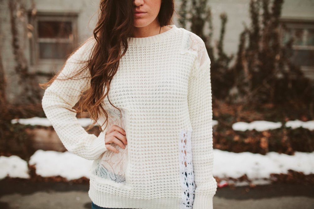 Вязаная кофточки бежево белая