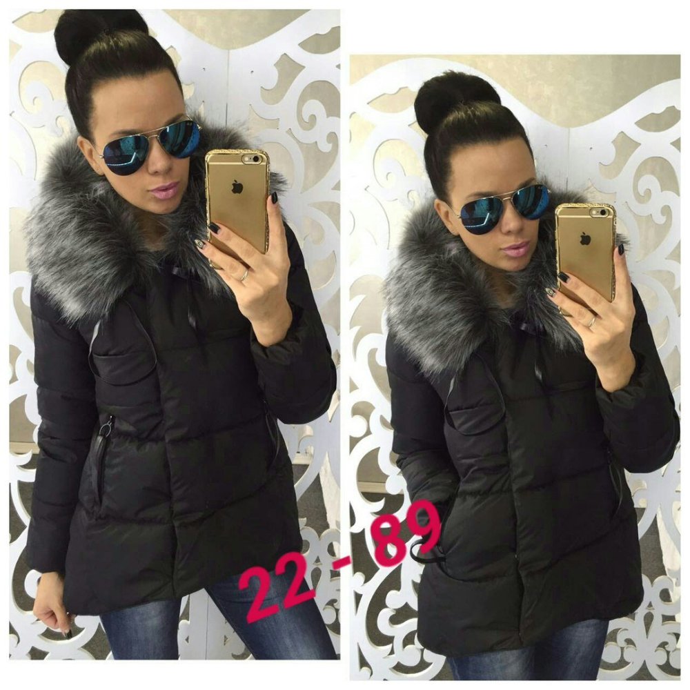 Черная куртка с белым мехом
