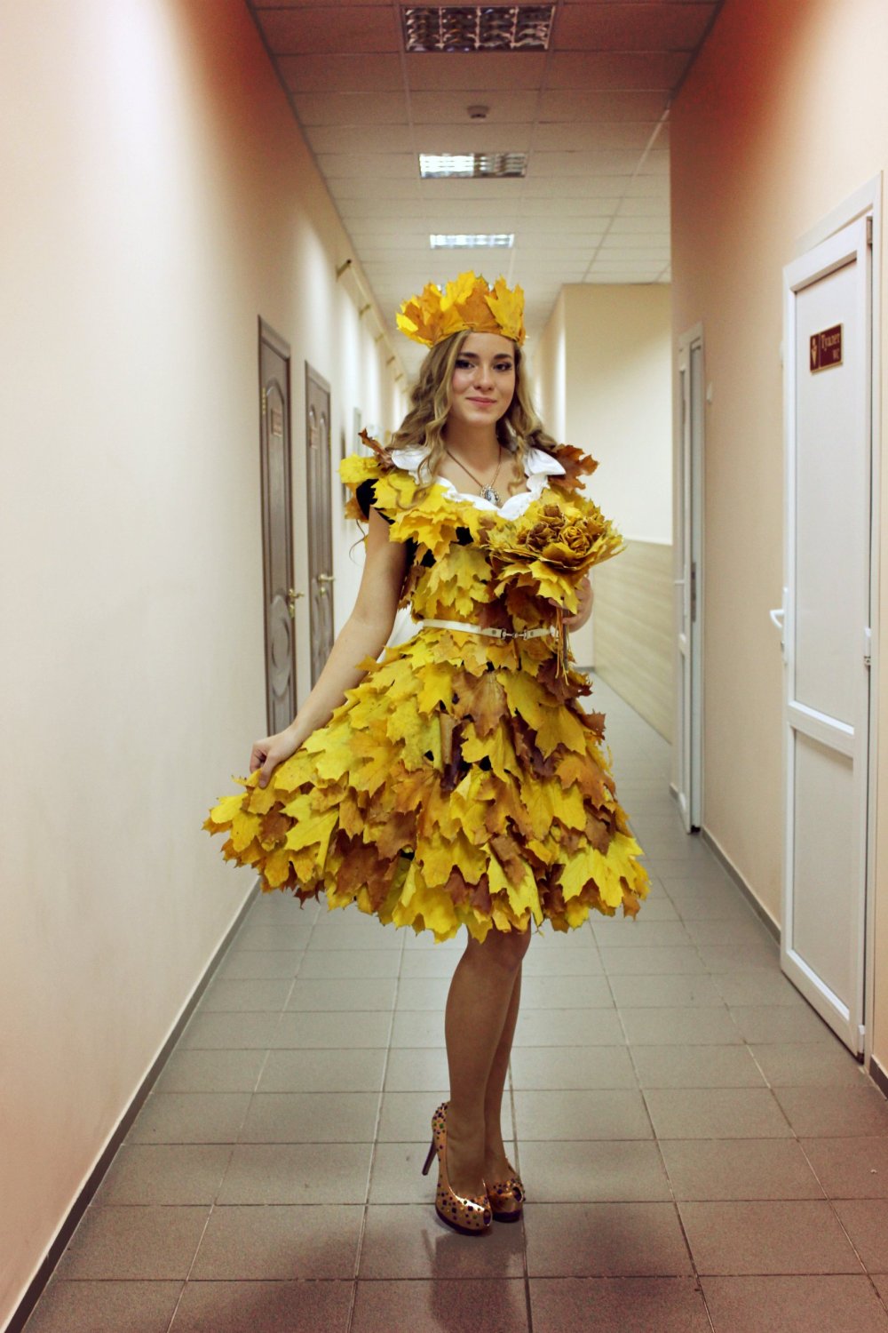 Костюм из листьев