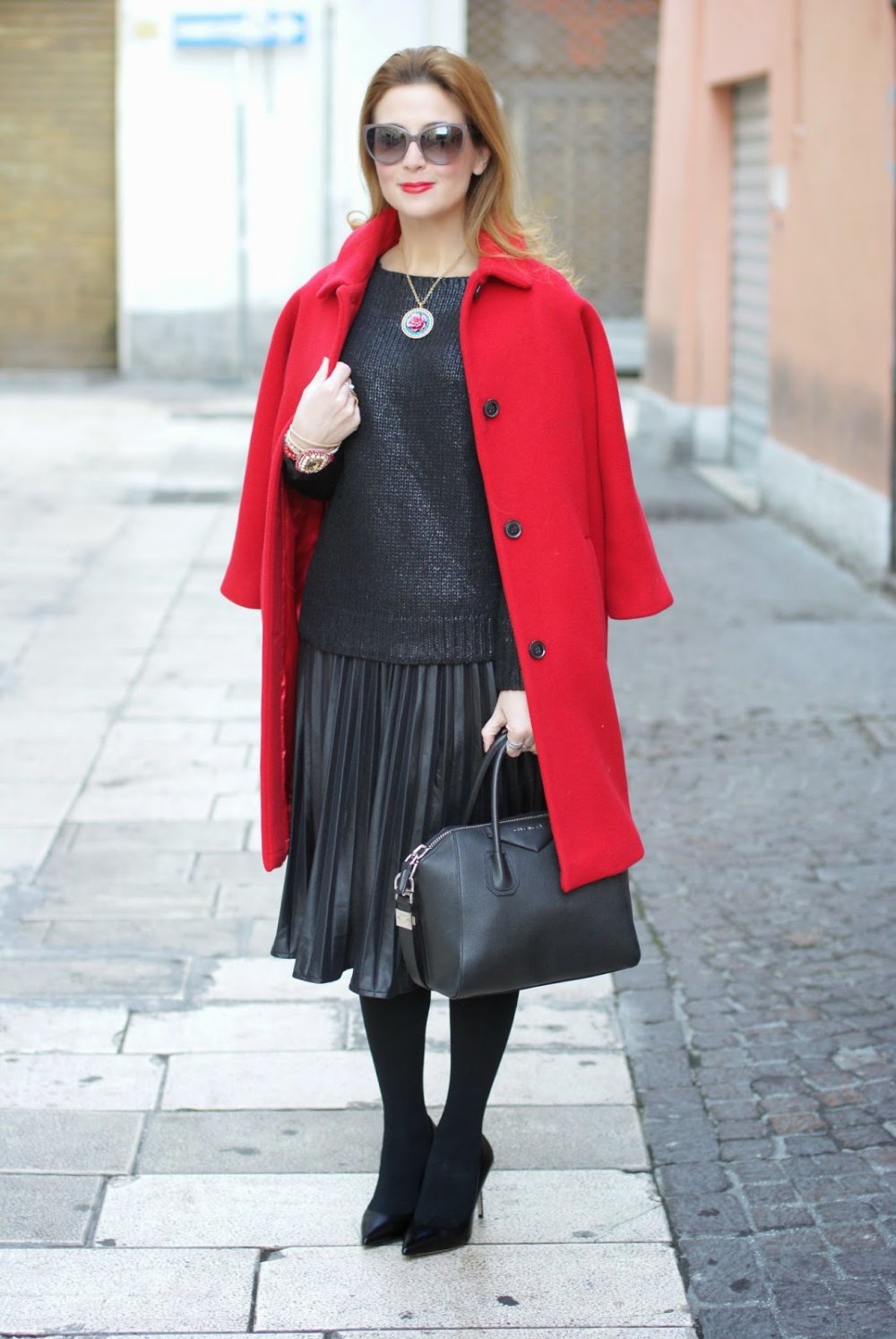 Образы с красным пальто