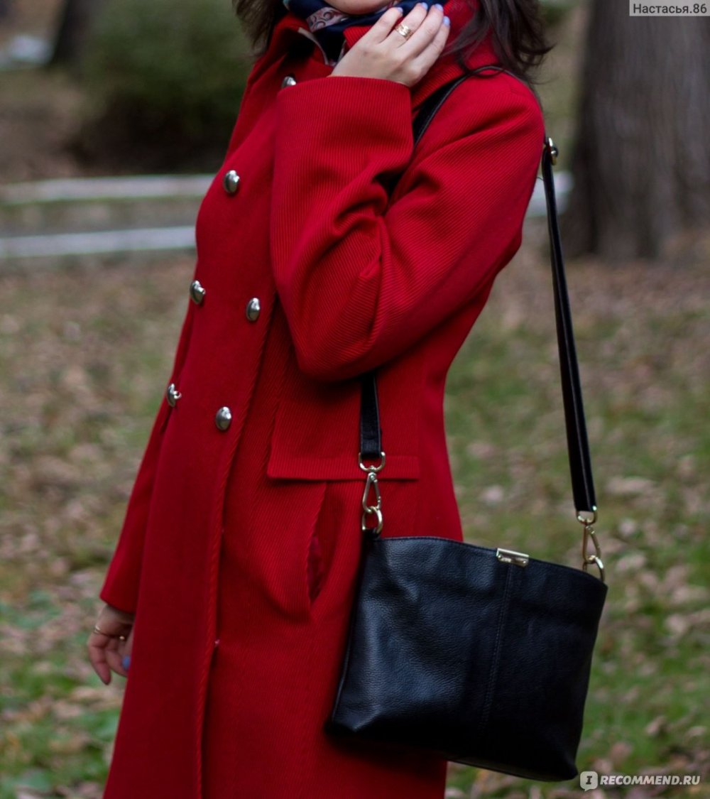 Луки с красным пальто Валентино