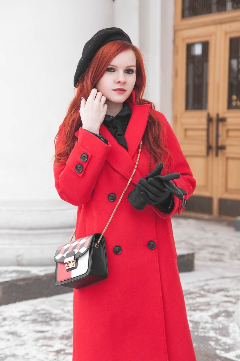 Платок к красному пальто