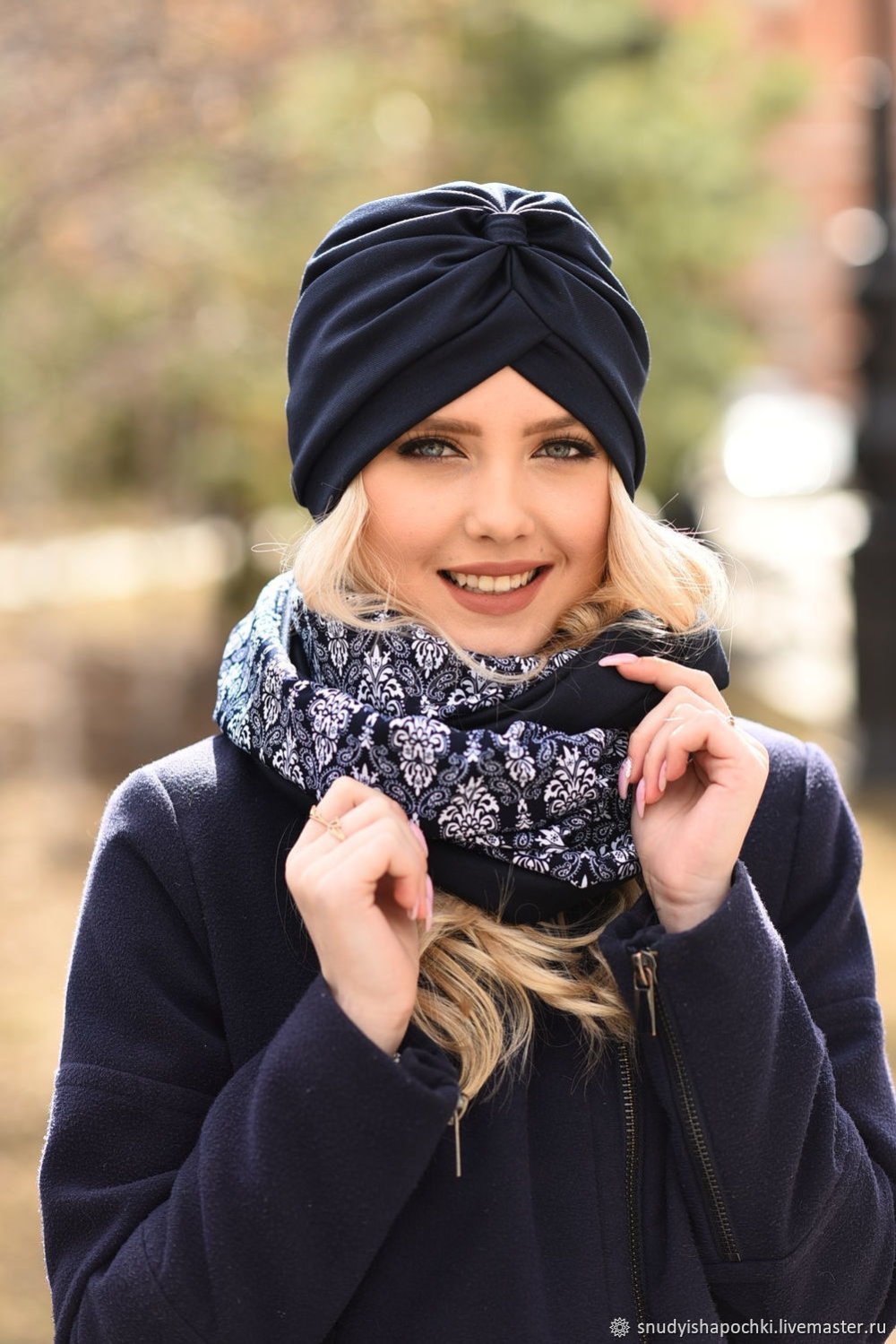 Блондинка в красной куртке