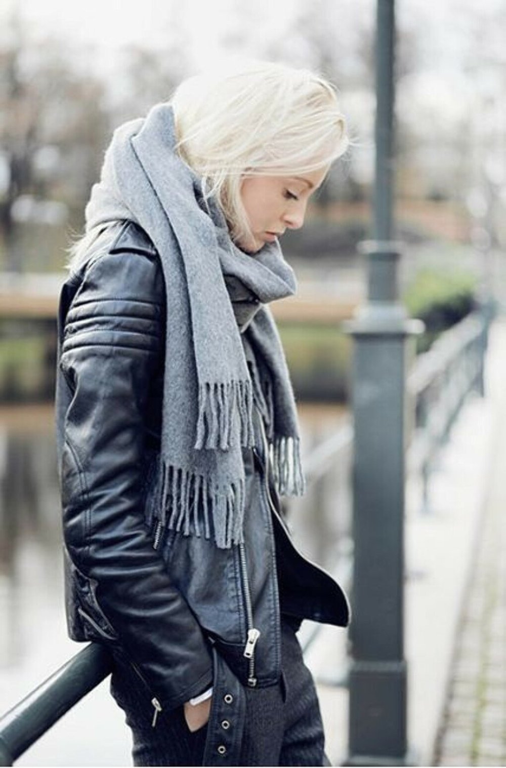 Платок к черному пальто