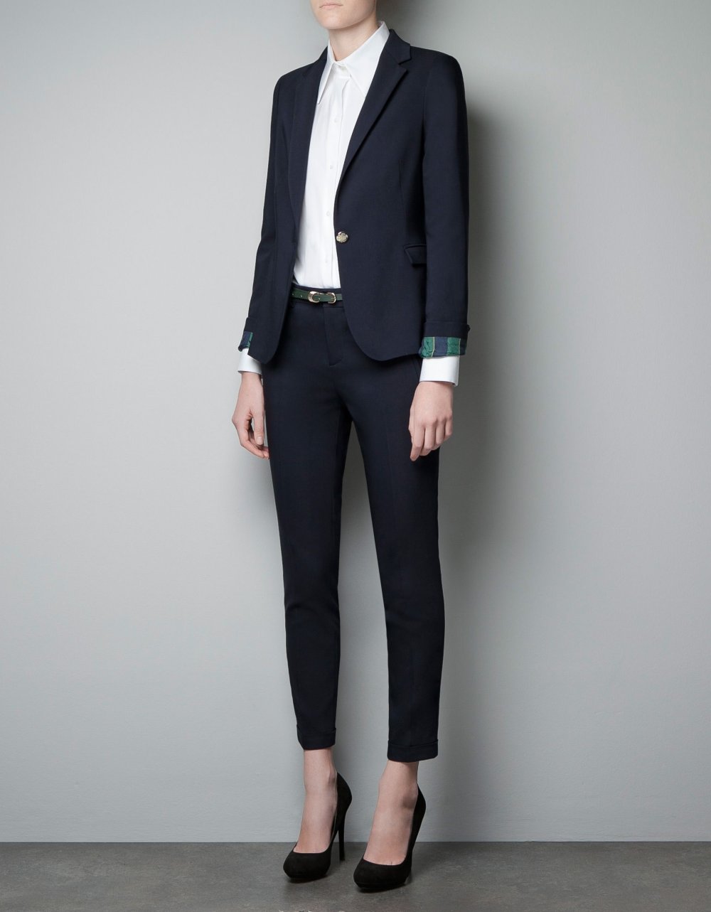 Серый пиджак с черной водолазкой женщины