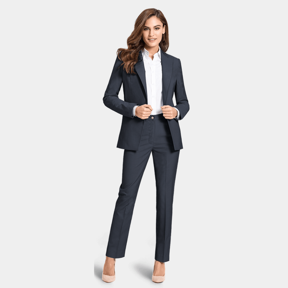 Девушка в брючном костюме в полный рост