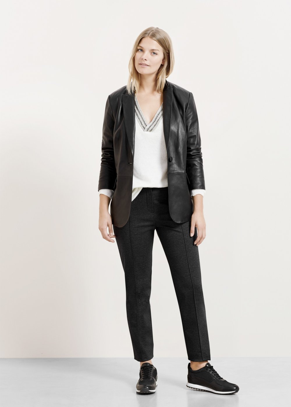 Серый пиджак и черные брюки женские